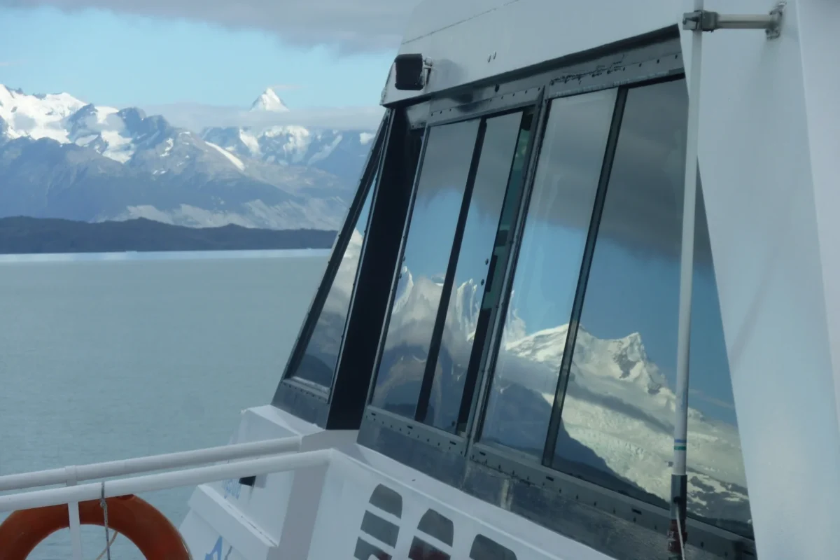 navegacion-entre-montanas-y-glaciares_1800x1200 nomadatrek_trekking patagonia