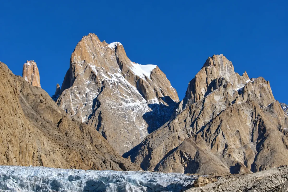 04-pakistan-torres-de-trango-y-glaciar-1440x960