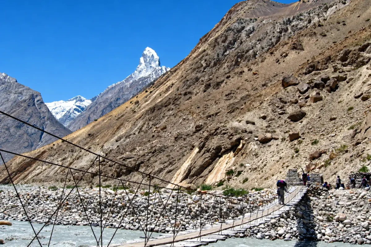 12-pakistan-puente-sendero-jhola-1440x960